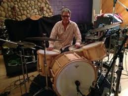 Stephen Hodges soittaa Saari-rumpuja